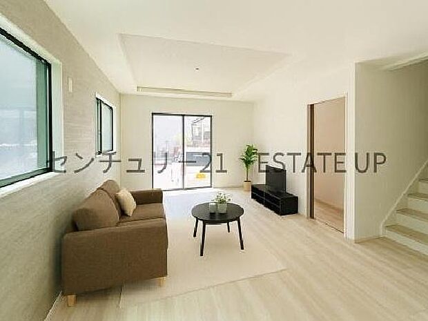 【リビング】大きな窓から明るい陽光が差し込み、ご家族皆様でゆったりとお過ごしいただけるリビングダイニングです。※ホームステージングしているイメージ図です。