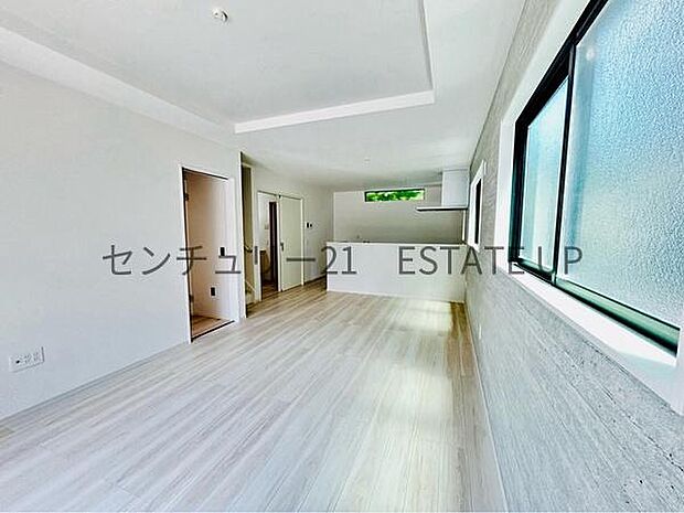 【リビング】広々としたリビング空間にキッチンもあり、家族団らんや来客時にもゆったり過ごせる心地よい空間。