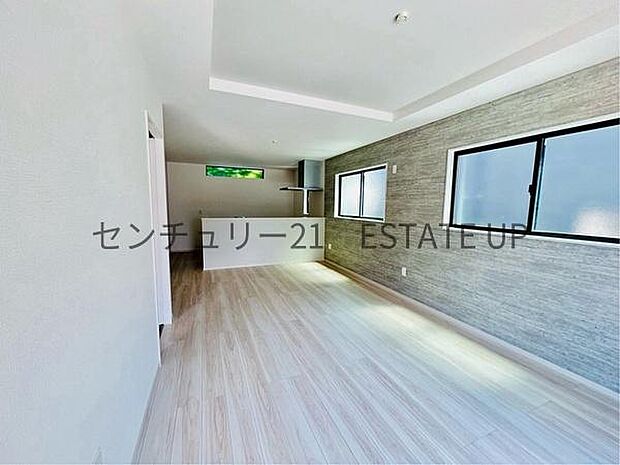 【リビング】広々としたリビング、キッチンもあり開放的され広々としています。