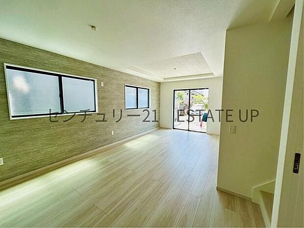 【リビング】大きな窓から明るい陽光が差し込み、ご家族皆様でゆったりとお過ごしいただけるリビングダイニングです