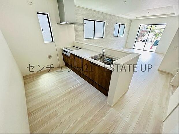 【キッチン】解放感のあるキッチンスペースです。