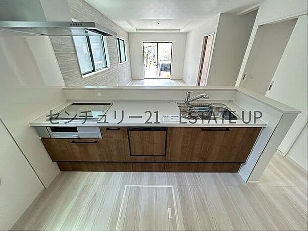 【キッチン】火力の調整が楽で安全性の高い人気のIH。お子様も見守れる対面キッチンです。