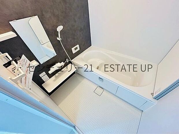 【バス】1日の疲れを癒してくれる広々としたバスルーム。