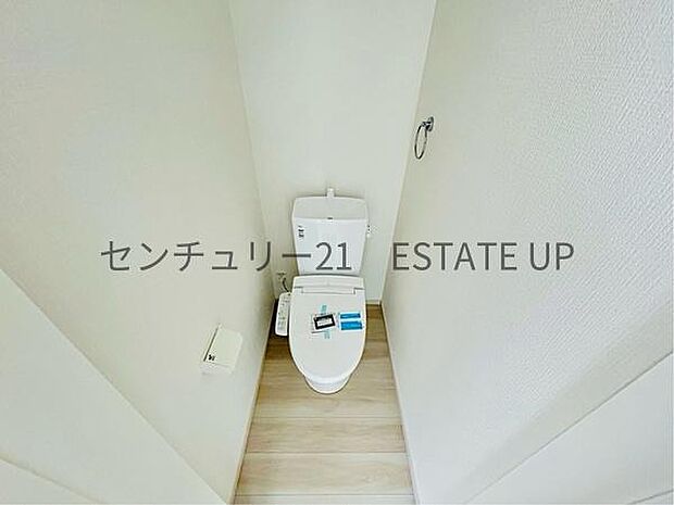 【トイレ】温水洗浄便座付きのトイレです。床と壁もシックなつくりです。