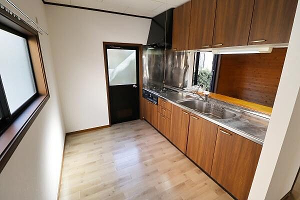 キッチンの様子、クリーニング完了。清潔感と広さも申し分ないです(^^♪