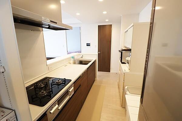 おしゃれなカウンターキッチン！テレビの話題や一日の出来事、食卓も会話が弾みますね♪