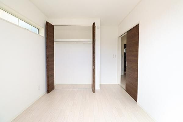 バルコニーに面した洋室です。