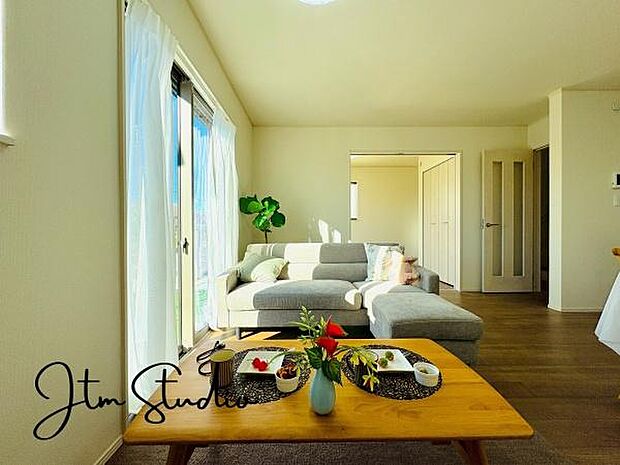 広さに加え、窓からたっぷり光が入るので、一日中明るくて気持ちのいいリビングに仕上がります。空間に余裕があるだけでなく、生活の”質”もあげてくれます。毎日の時間がちょっと贅沢になりますよ♪