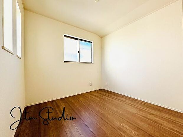 明るい自然光が入る洋室♪どんなインテリアにするのか考えるのも楽しいですね♪大きな窓からの光あふれる明るい空間、居心地良く、ゆったり寛げる憩いの空間です◎