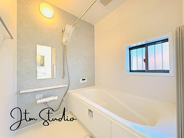 ゆったり浴槽♪足がしっかりと伸ばせる快適な空間でリラクゼーション♪一日の疲れをリフレッシュ!疲れた日にはお湯をためてリラックスタイムを楽しみたいですね♪