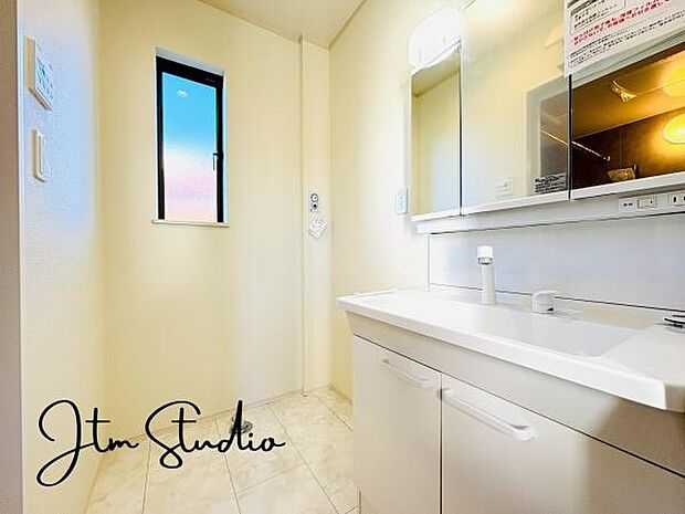 小窓付きで明るく風通しの良い洗面室は、換気がしやすく清潔な環境を保ちやすいのが魅力♪独立洗面台は使いやすさに優れ、収納力も十分!毎日の身支度が快適にできる便利な空間で忙しい朝もスムーズに過ごせます♪