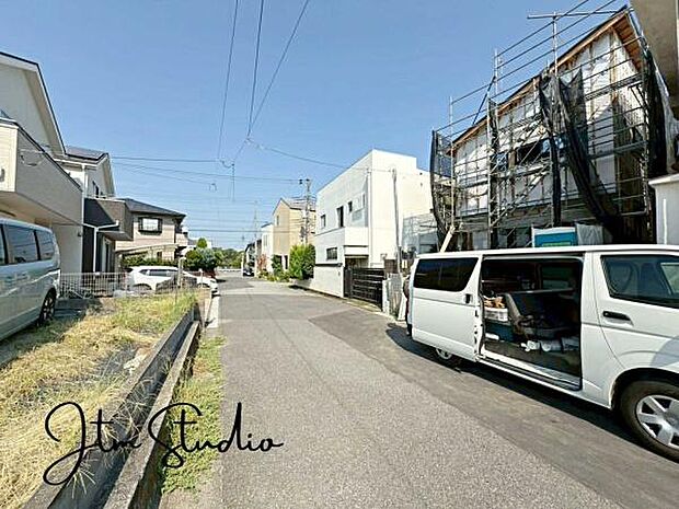 落ち着きある住宅街です◎周囲には高い建物がなく、空が広く開放感があり、陽当たりを大きく遮られることもありません!気持ちの良い風が通り抜ける街並みです♪