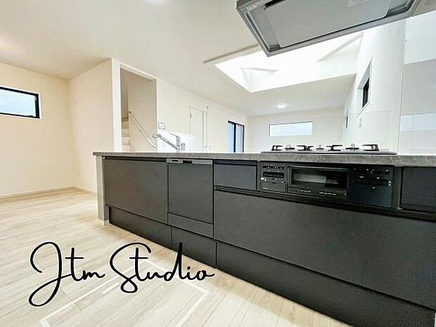 小窓があり明るさと通風良い環境で快適にお料理♪収納も豊富で、細々した調味料やかさばる調理器具もスッキリ片付きキッチンをいつでも清潔に保てます♪