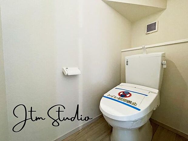 白を基調とした清潔感のあるトイレ空間です◎ご自分の好きなアロマや芳香剤を置いて落ち着く空間を演出、一人になれる空間ですから、リラックスしたいですね♪