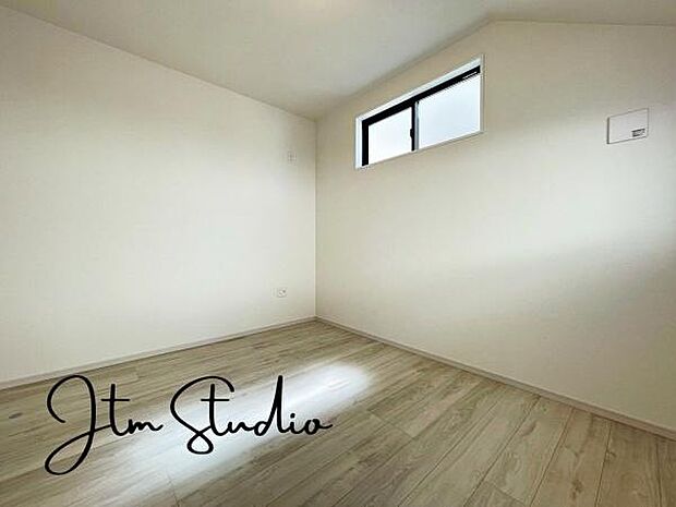 毎日の疲れを癒し、新しい1日を迎える居室。お気に入りのインテリアに囲まれた素敵な空間に作り上げる事で、真にリラックスできる時間を過ごすことが出来そうです。