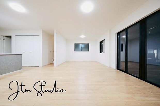 広さに加え、窓からたっぷり光が入るので、一日中明るくて気持ちのいいリビングに仕上がります。空間に余裕があるだけでなく、生活の”質”もあげてくれます。毎日の時間がちょっと贅沢になりますよ♪