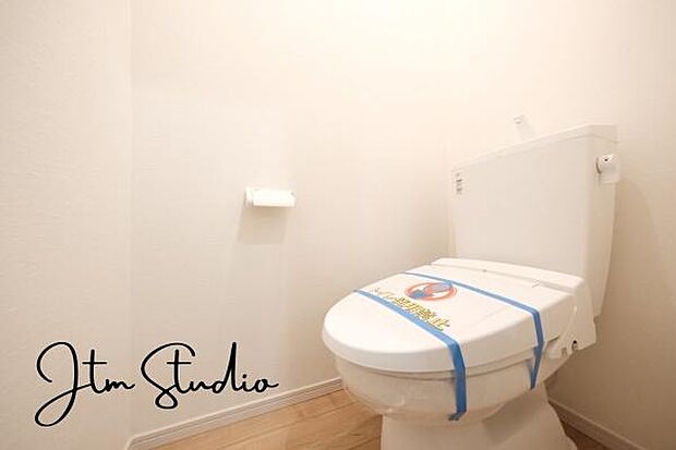 白を基調とした清潔感のあるトイレ空間です◎ご自分の好きなアロマや芳香剤を置いて落ち着く空間を演出、一人になれる空間ですから、リラックスしたいですね♪