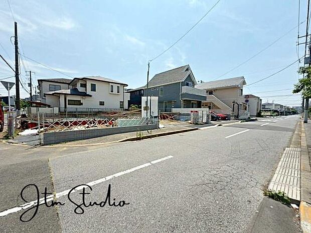 落ち着きある住宅街です◎周囲には高い建物がなく、空が広く開放感があり、陽当たりを大きく遮られることもありません!気持ちの良い風が通り抜ける街並みです♪