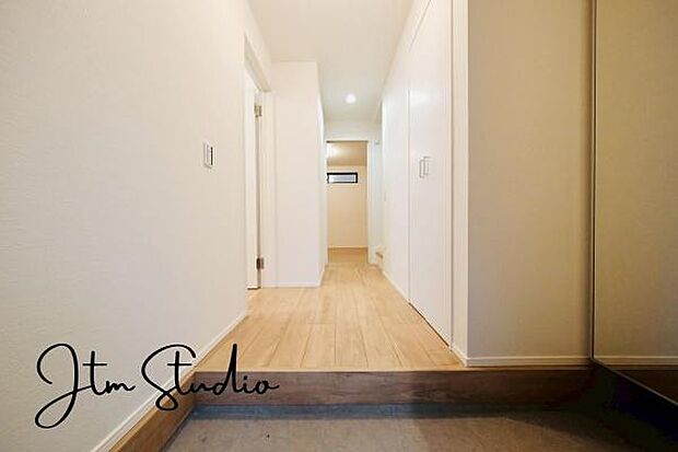 お家に出会う人々を迎える玄関だからこそ、広々清潔感あふれる空間にしたいものです!ただいま、おかえりの声が聞こえる、そんな温かな玄関です♪