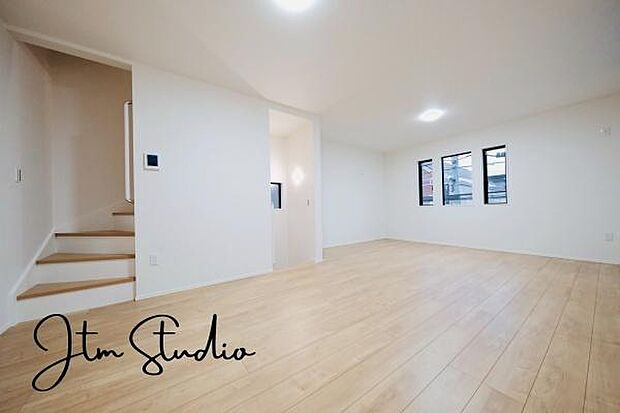 リビング階段がある間取りは、お子様が成長しても自然にコミュニケーションがとりやすく、家族が集まるおうちの中心として毎日顔を合わせられる安心感のある空間です。忙しい毎日でも絆を感じられます◎