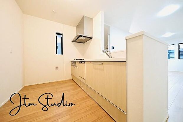 いつもご家族と一緒に過ごせるのが対面キッチンの魅力!今日の出来事を話しながら一緒にお料理を楽しむ時間は、自然と笑顔が溢れ、家族の絆を深める大切なひととき。毎日のお料理タイムが暮らしを豊かに彩ります♪