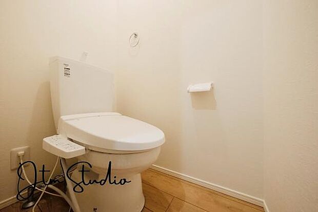 落ち着いた雰囲気のトイレは、ほっと一息つける場所に。意外と重要な“居心地の良さ”をしっかり感じられる設計です◎ちょっとした気配りが、暮らしの質をぐっと高めてくれます。日常の忙しさを忘れて、ひと息を。