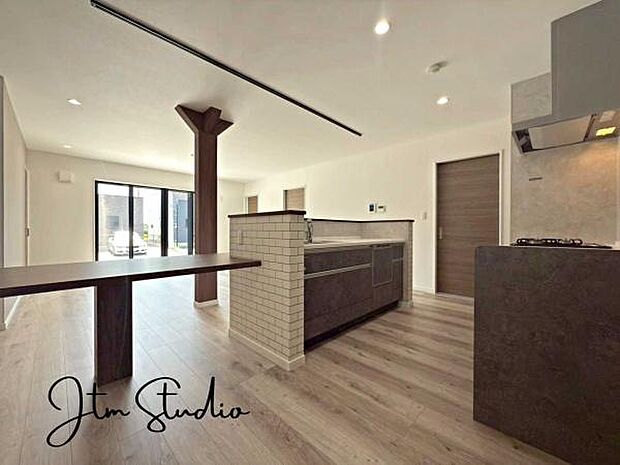 一日の中で多くの時間を過すことになるリビングダイニングだからこそ、いつも穏やかな空間であることが必然。爽やかな通風と採光を存分に感じる事が出来る空間です♪