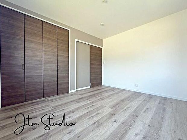 お子様の成長と共に「住まい方」も変化していきます。居室にはクローゼットを完備し、自由度の高い家具の配置が叶うシンプルな空間です♪