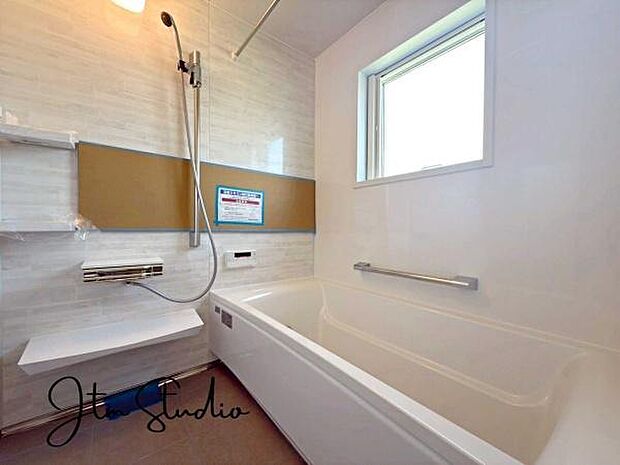 親子で一緒に入ってもゆとりを感じられる広さです。毎日のバスタイムが楽しみになりそうですね!浴室暖房乾燥が標準装備で雨の日のお洗濯や冬場の浴室の寒さも気になりません♪