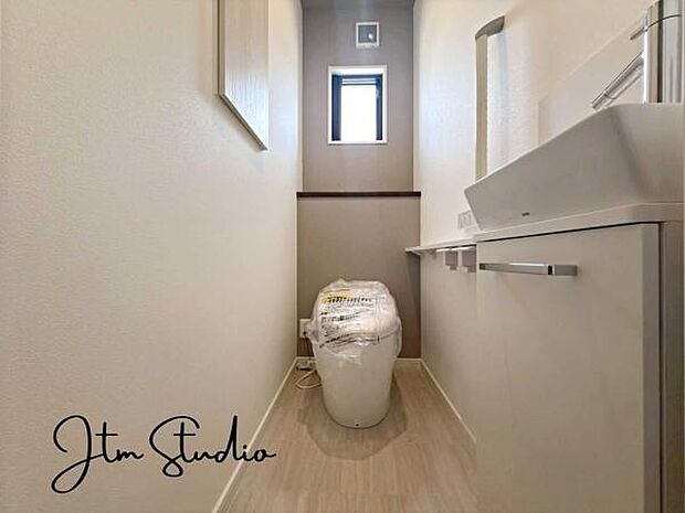 空気の換気と窓からの光の明るさに配慮した清潔感のあるトイレ◎ご自分の好きなアロマや芳香剤を置いて落ち着く空間を演出、一人になれる空間ですから、リラックスしたいですね♪