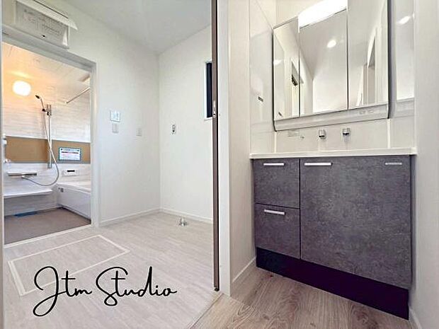 3面鏡仕様の洗面化粧台◎鏡の裏にも収納がございますので、歯ブラシや化粧品などの小物類もすっきり収納できます♪