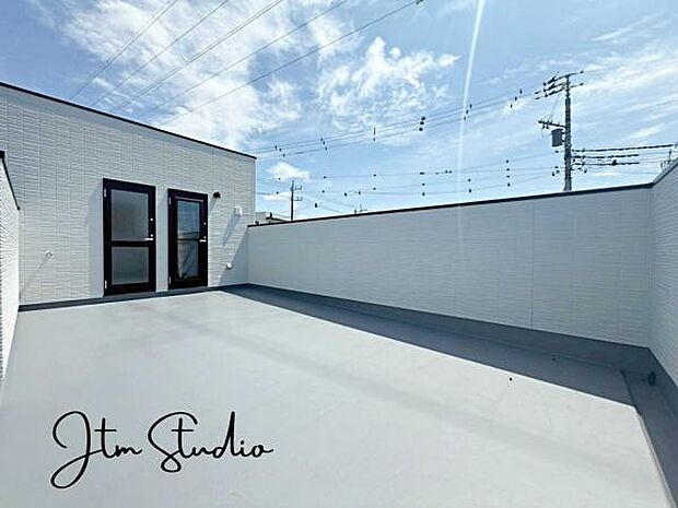 空を近くに感じられる開放感たっぷりの屋上。BBQやガーデニング、夜には星空観賞など、多彩な楽しみ方ができる特別な空間です◎プライベート性も高く、癒しのひとときを過ごせるもうひとつのリビングです♪