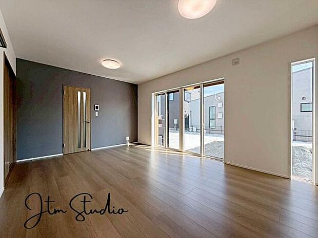 家族の食事や団らんのほか、子どもを遊ばせたり、友人を招いたりするLDKは住まいの中心。長時間過ごす場所だから、その空間は住まい全体の居心地を左右します。