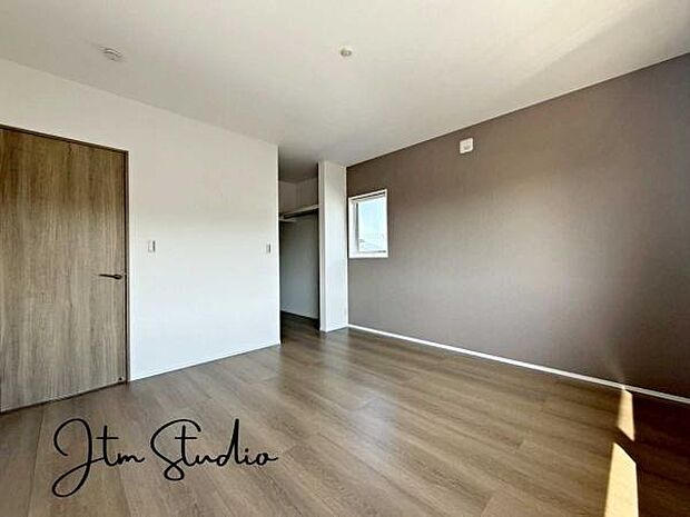 アクセントクロスがお洒落な寝室♪1日の疲れを癒し、心地よく寛げるようゆったりとした広さを確保しています!プライベートタイムをより優雅に穏やかに…。落ち着いた雰囲気を紡ぎます♪