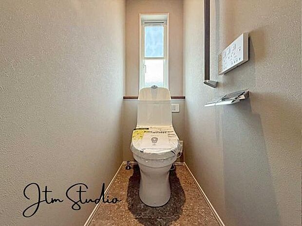 空気の換気と窓からの光の明るさに配慮した清潔感のあるトイレ◎ご自分の好きなアロマや芳香剤を置いて落ち着く空間を演出、一人になれる空間ですから、リラックスしたいですね♪