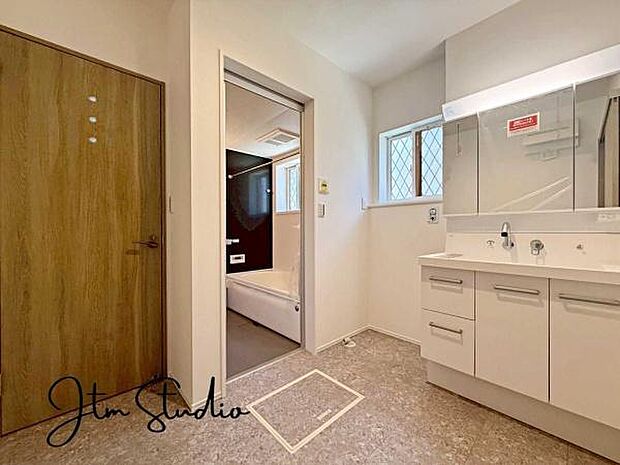 たっぷりの収納を設けた洗面台で快適な暮らしを。コスメが大好きな奥様も、女子力高いご主人様もきっとご満足いただける収納力です◎朝の忙しい時間でも身支度準備がスムーズ♪