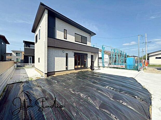 広々としたゆとりのお庭♪ガーデニングや家庭菜園、バーベキューに子どもの遊び場など、プライベートな外の空間があることで生活の幅が広がります♪