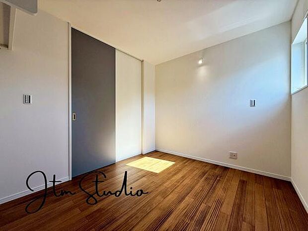 お子様の成長と共に「住まい方」も変化していきます。居室にはクローゼットを完備し、自由度の高い家具の配置が叶うシンプルな空間です♪