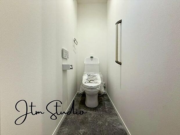 落ち着いた雰囲気のトイレは、ほっと一息つける場所に。意外と重要な“居心地の良さ”をしっかり感じられる設計です◎ちょっとした気配りが、暮らしの質をぐっと高めてくれます。日常の忙しさを忘れて、ひと息を。