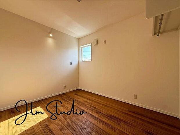 窓の位置が高いのでインテリアを置く位置も困りません♪家具の配置もしやすくなるのでコーディネートも楽しめますね!