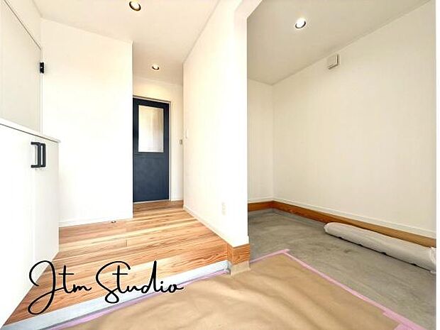 玄関にはシューズボックスの他にシューズインクロークも完備!家族の多い方も安心の収納力♪アウトドア用品や、お子様のベビーカーもそのまま収納できて便利♪