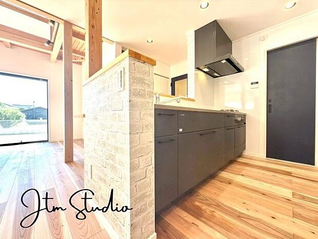 いつもご家族と一緒に過ごせるのが対面キッチンの魅力!今日の出来事を話しながら、一緒にお料理をしながら…いつもご家族の笑顔が近くにあります!