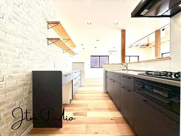 毎日使うキッチンが綺麗で清潔ならお料理を作るのも楽しくなりますよね♪機能性とデザイン性を兼ね備えた嬉しい広々キッチンです◎