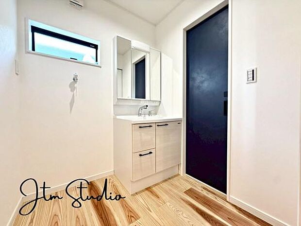 小窓付きの明るい洗面室です♪湿気もすぐに入れ替えができて清潔に保つことができます!独立洗面台は使い勝手も良く収納力もあります◎