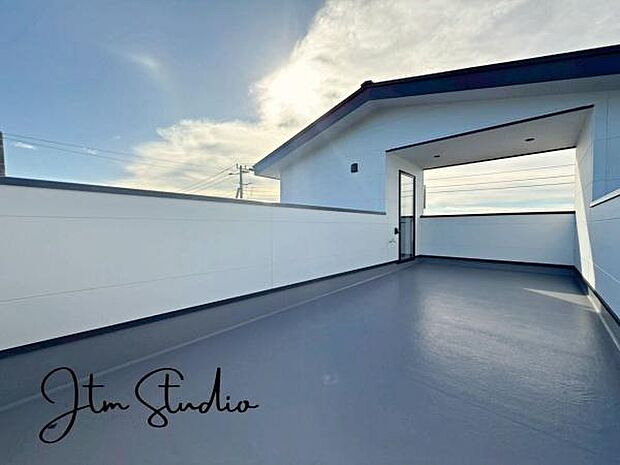 たっぷりの陽光が注ぐ広々バルコニーは、洗濯物干しはもちろん、家庭菜園やお子様の水遊び、朝のカフェタイムなど使い方いろいろ♪“ひかり”と“風”を感じる、暮らしを豊かにする贅沢な空間です◎