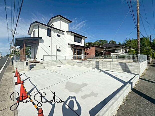 駐車スペース3台分確保♪セカンドカーやお友達を呼ぶときに便利なので車好きのパパにもママにも嬉しいですね♪