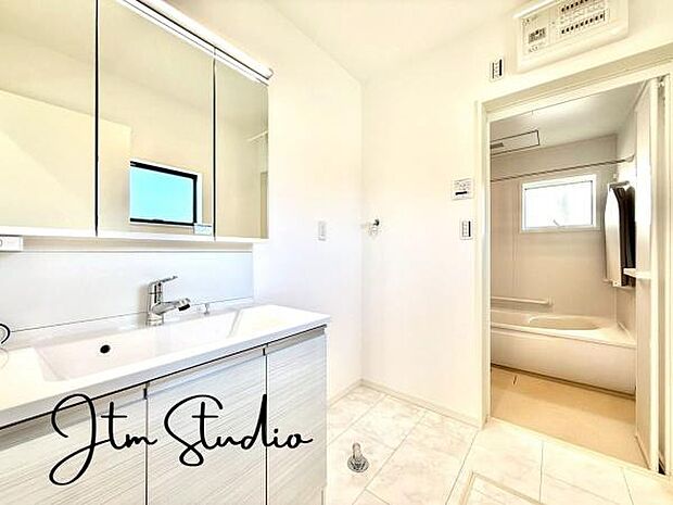 3面鏡仕様の洗面台♪鏡の後ろの収納棚もとても充実しております!コスメが大好きな奥様も、女子力高いご主人様もきっとご満足いただける収納力です◎