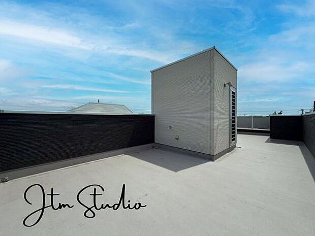 屋上のスカイバルコニーは、とっておきのプライベート空間にもなっているので、セカンドリビングとして使っていただくことも可能です♪