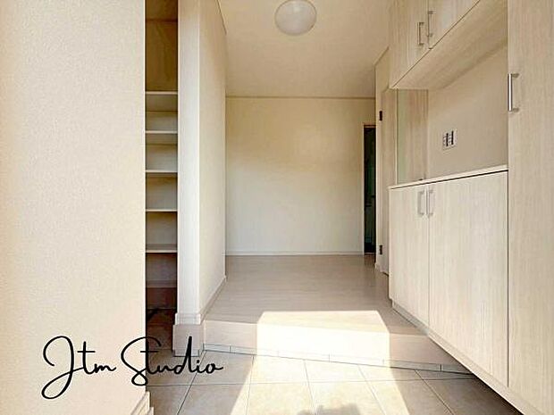 玄関にはシューズボックスの他にシューズインクロークも完備!家族の多い方も安心の収納力♪アウトドア用品や、お子様のベビーカーもそのまま収納できて便利♪