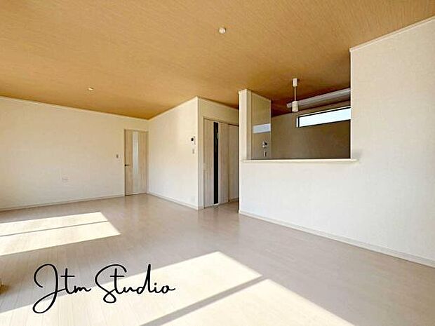 家族の食事や団らんのほか、子どもを遊ばせたり、友人を招いたりするLDKは住まいの中心。長時間過ごす場所だから、その空間は住まい全体の居心地を左右します。